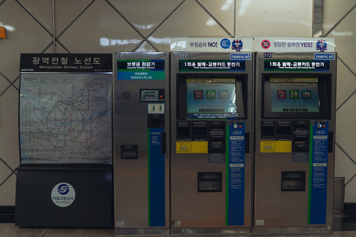 서울 지하철역 안내판과 지도