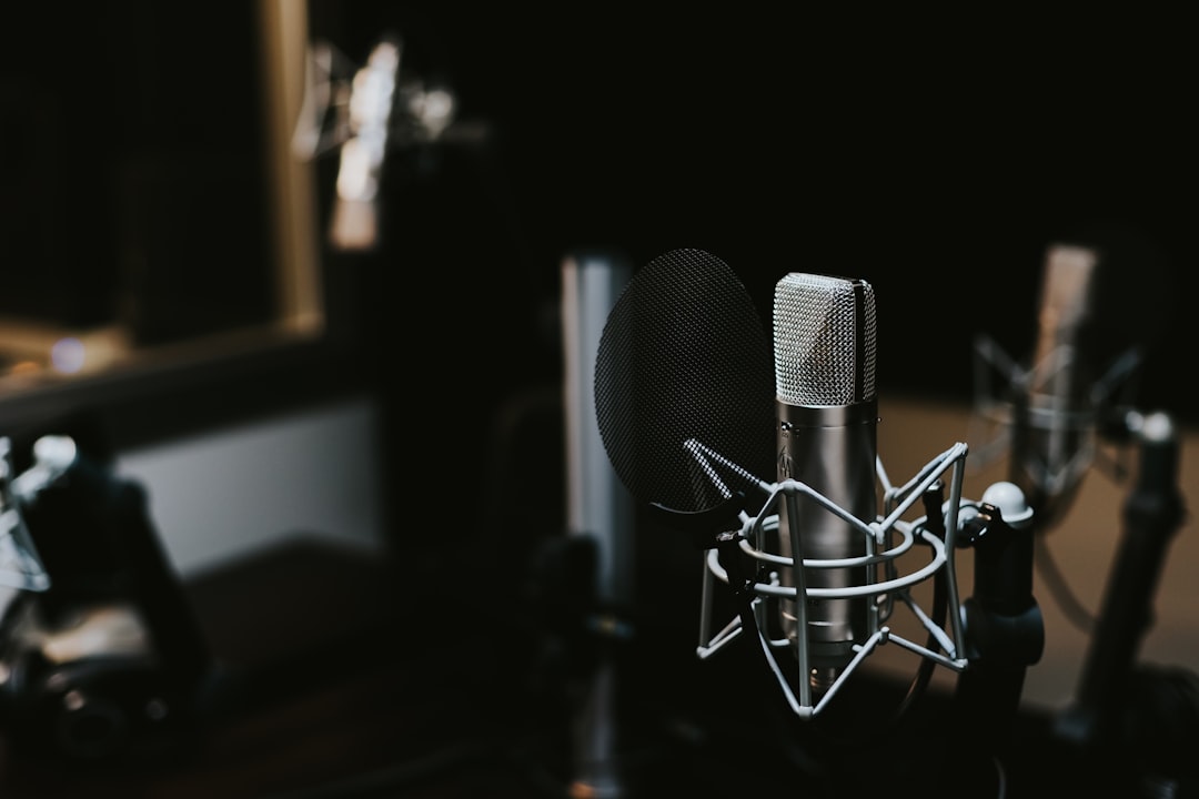 Podcast microphone for AI voiceover and audio editing tools