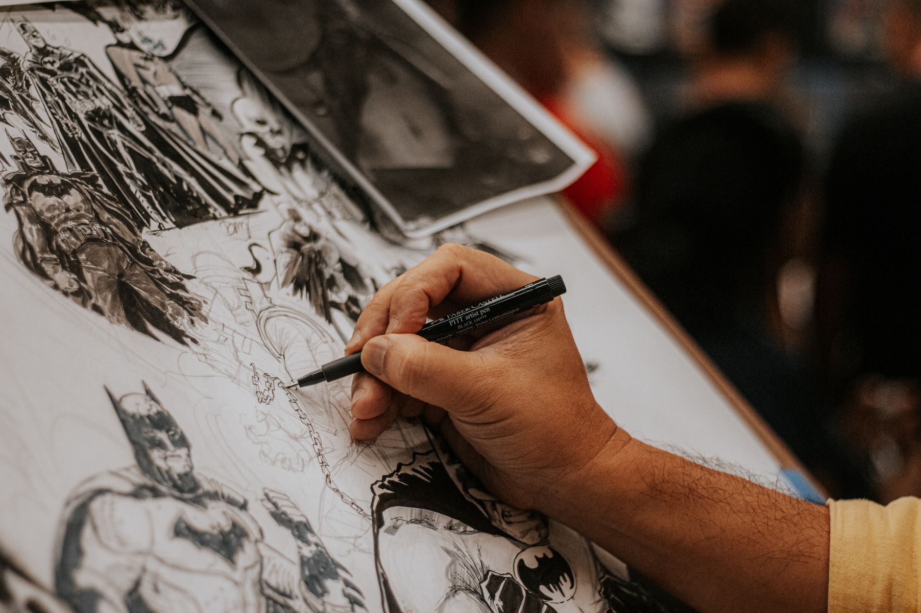 漫画背景のネームと空間設定を作画机で整理する制作者