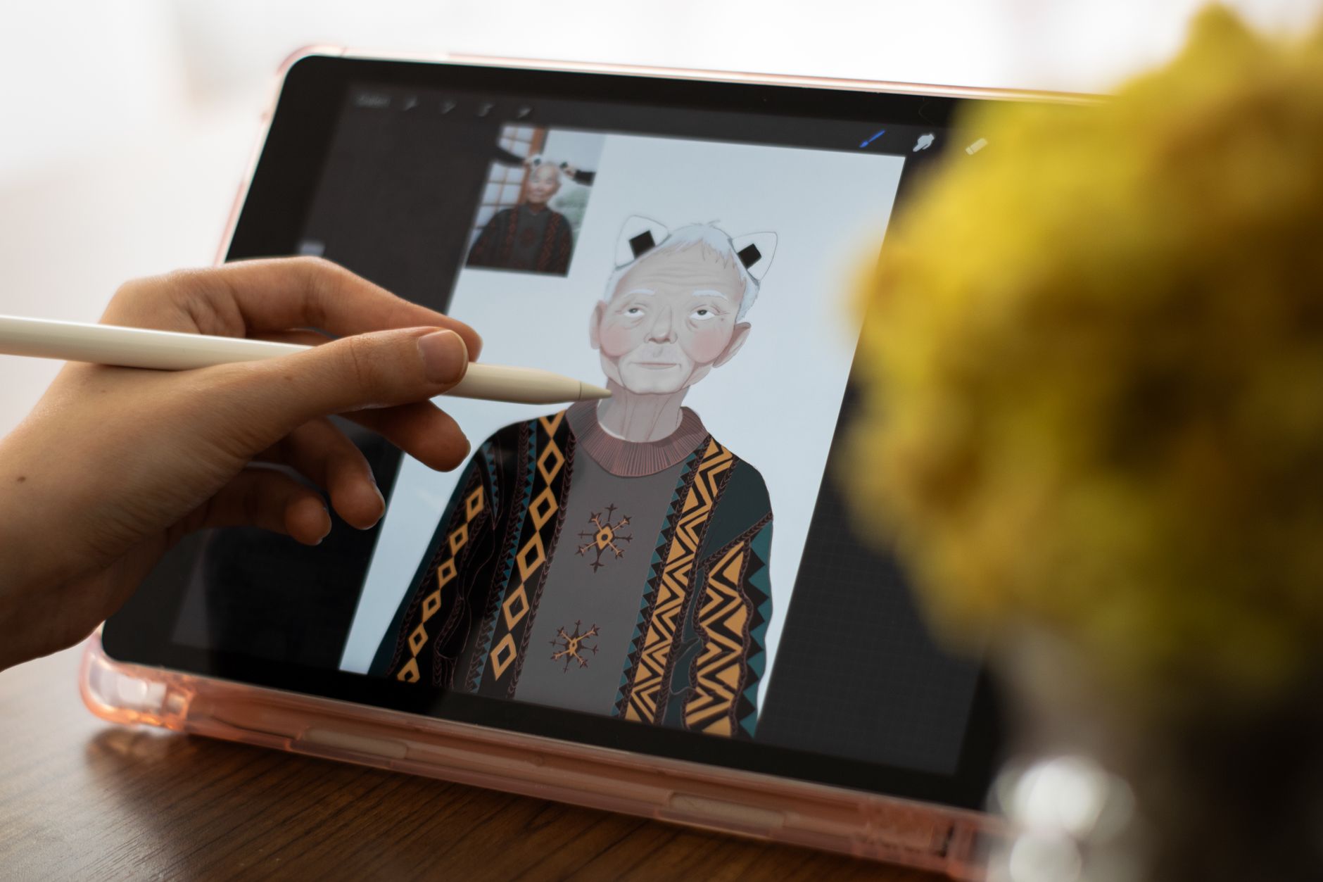 漫画ゲーム配信グッズ向けのキャラクター設定を確認するイラストレーター