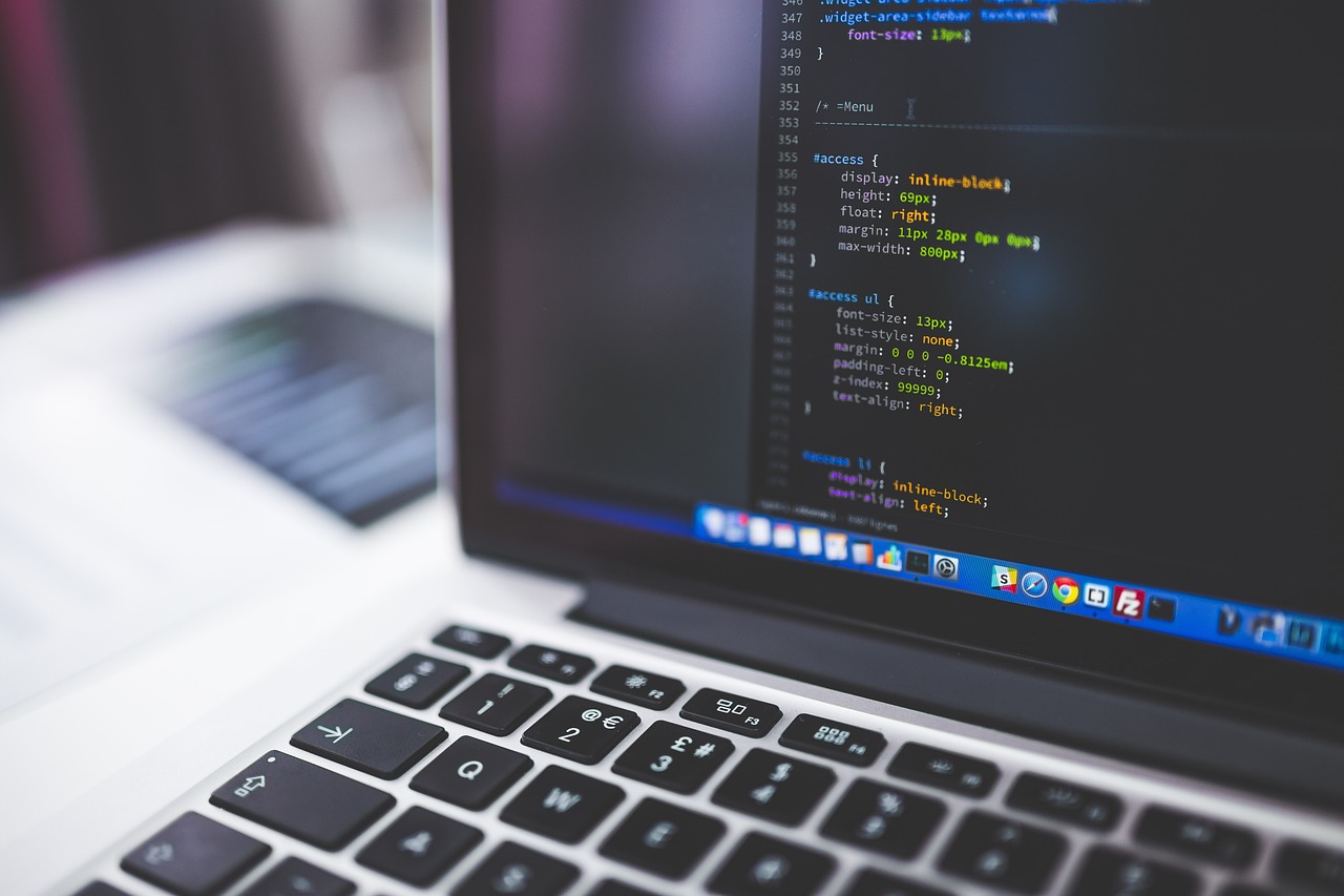 生成AIが作ったテスト設計をQAと開発者が共同レビューする様子