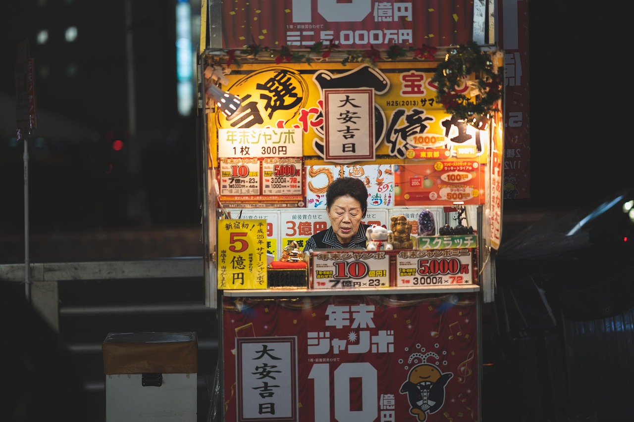 参展企业在真实展位比例中检查背板产品和二维码位置