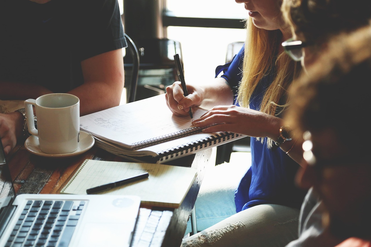 AI会议录音转知识库流程的会议笔记和电脑