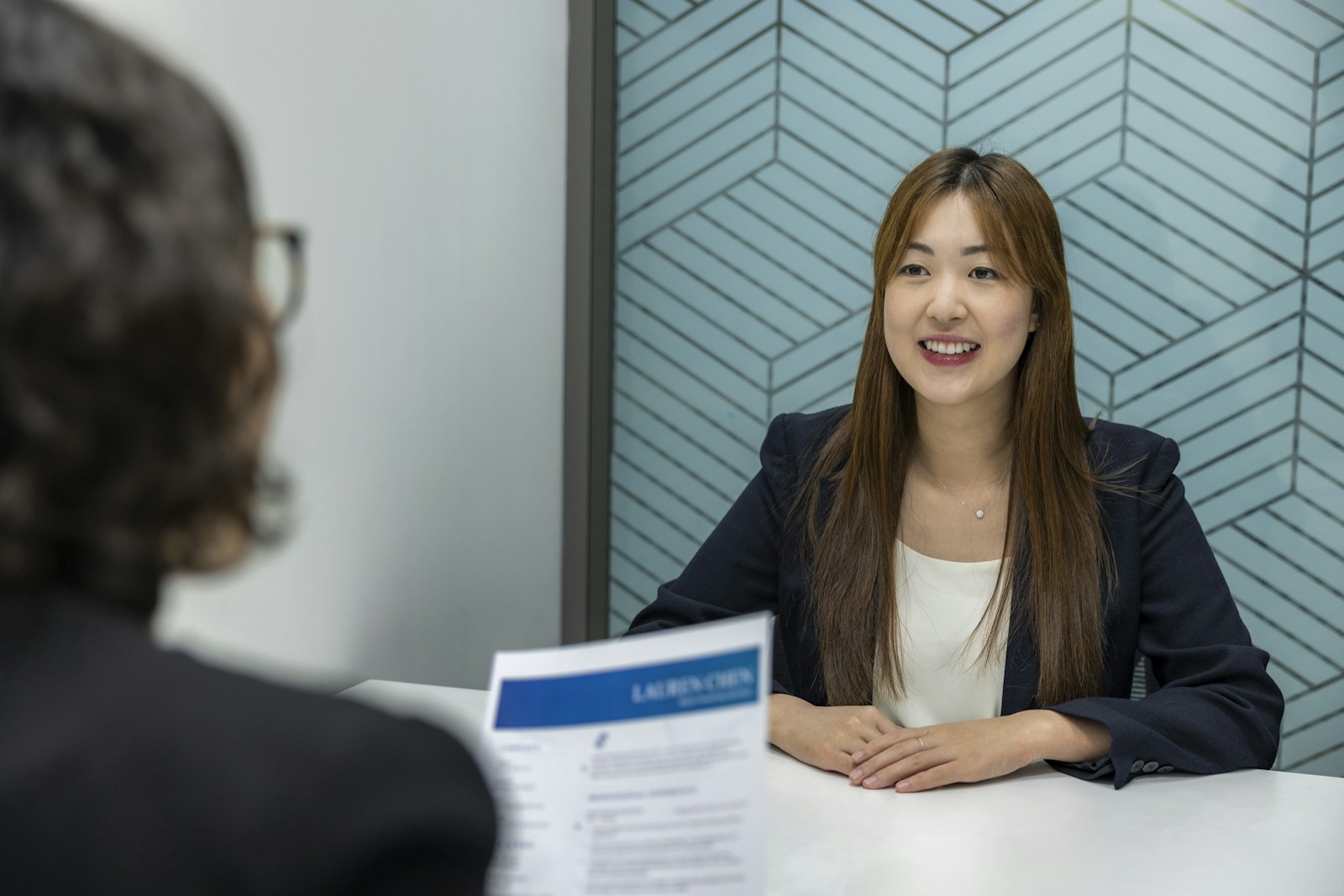 AI 자기소개서 첨삭 후 면접을 준비하는 지원자