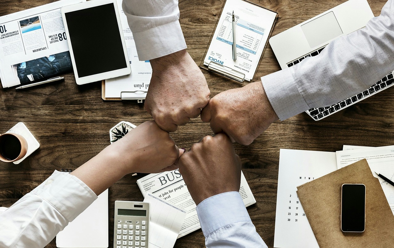 Decision owner reviewing evidence alternatives and implementation links in a structured register
