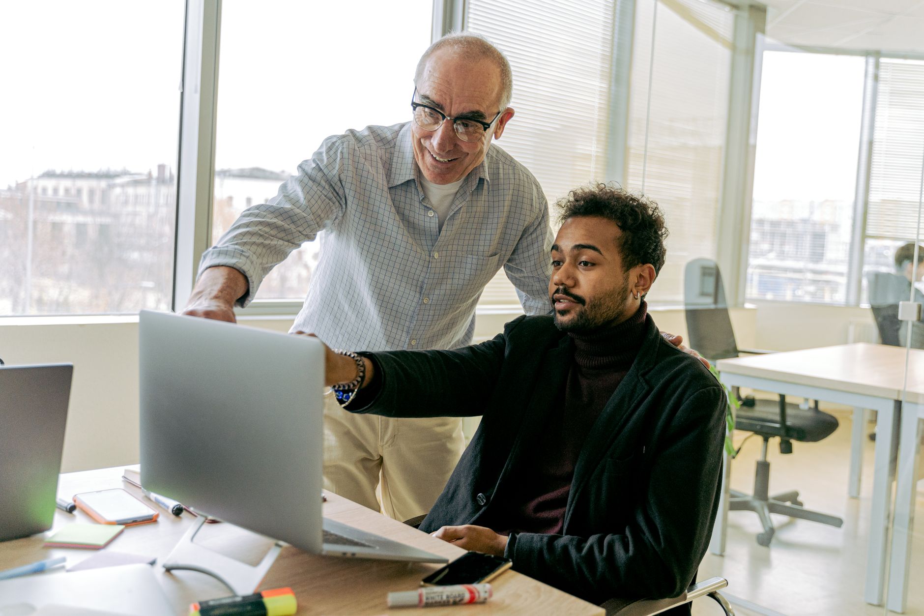 Manager and sales representative discussing one observable call behavior during coaching