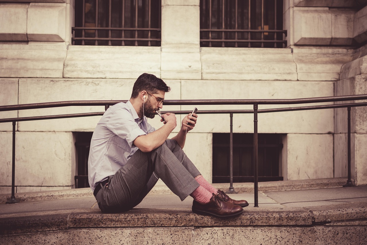 担当者と利用者が生成AIで作ったやさしい日本語の行政案内をスマートフォンで確認する様子